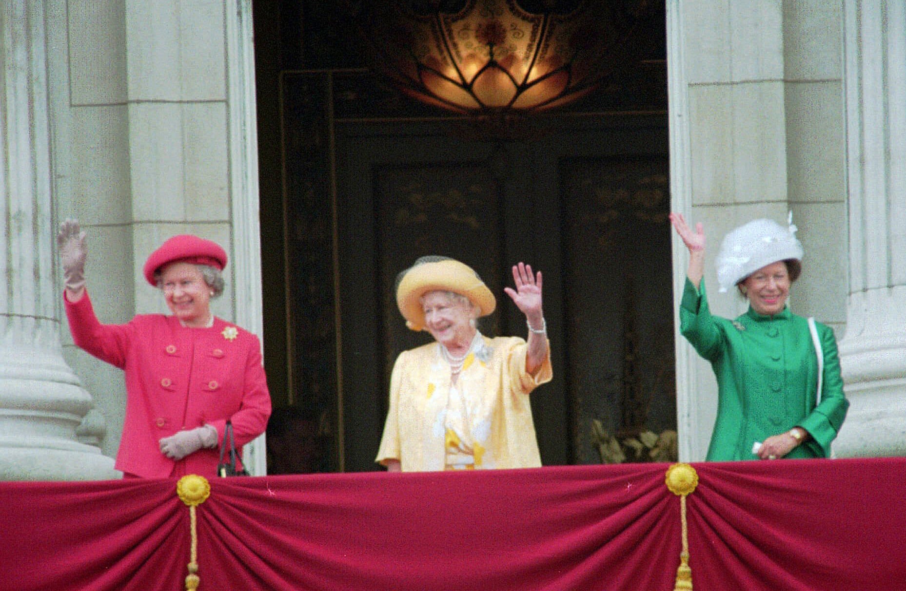 נשום משפחת המלוכה ב-1995 מנופפות לנתינים: הנסיכה מרגרט, המלכה אליזבת השנייה והמלכה האם, מאי 1995 (צילום: AP Photo/Max Nash)