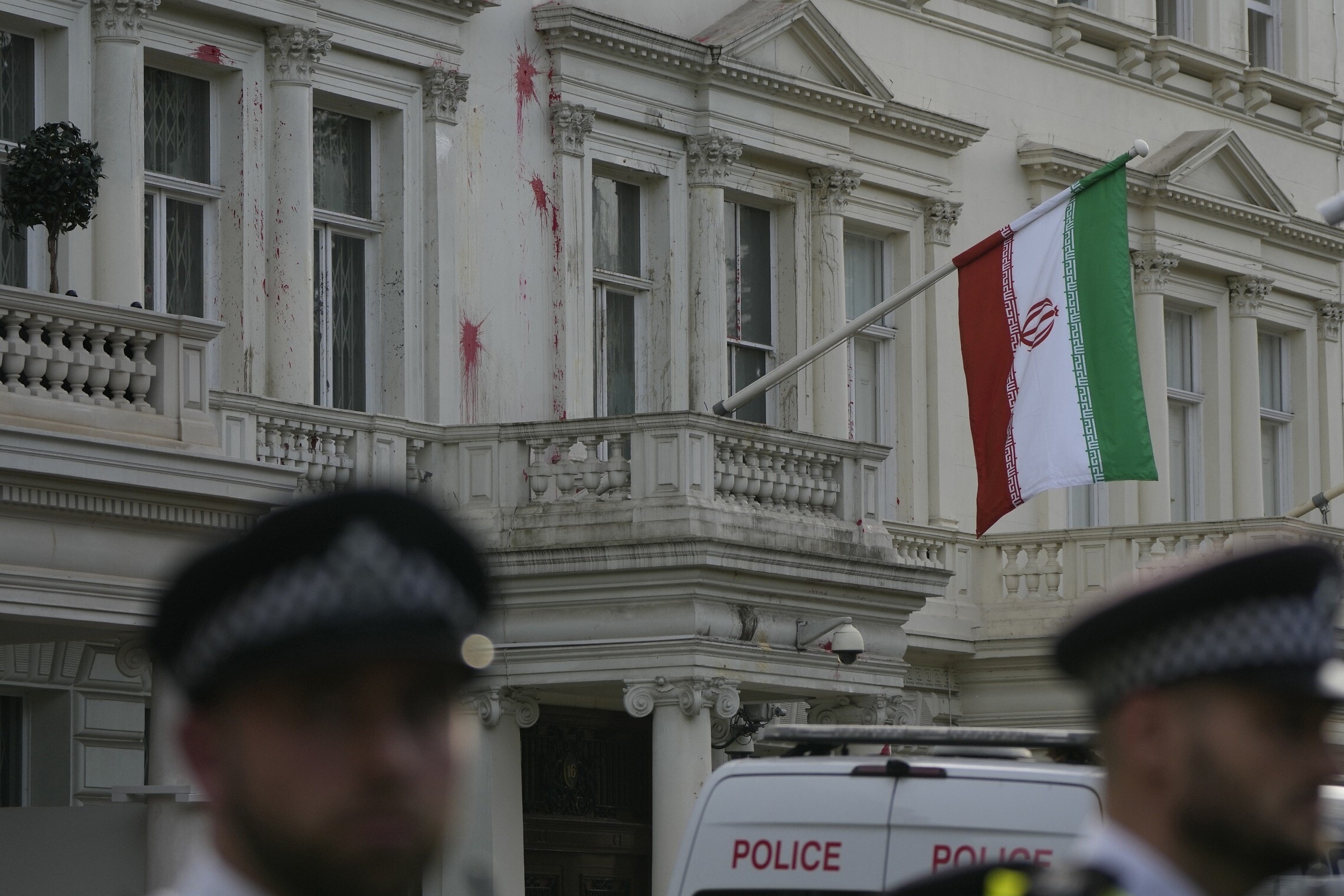 מפגינים בלונדון השליכו צבע אדום על שגרירות איראן במחאה על מותה של מהסה אמיני, 25 בספטמבר 2022 (צילום: AP Photo/Alastair Grant)
