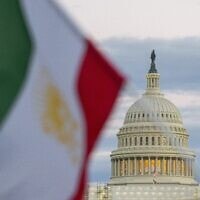 אילוסטרציה: דגל איראן מול בניין הקפיטול בוושינגטון, 17 בדצמבר 2022 (צילום: AP Photo/Nathan Howard)