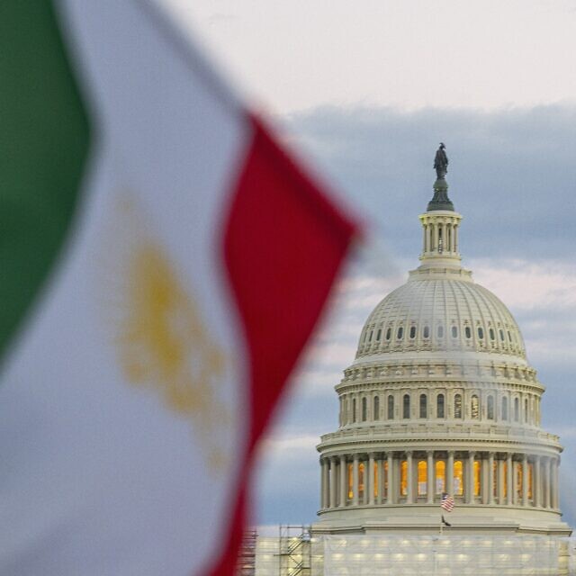 אילוסטרציה: דגל איראן מול בניין הקפיטול בוושינגטון, 17 בדצמבר 2022 (צילום: AP Photo/Nathan Howard)