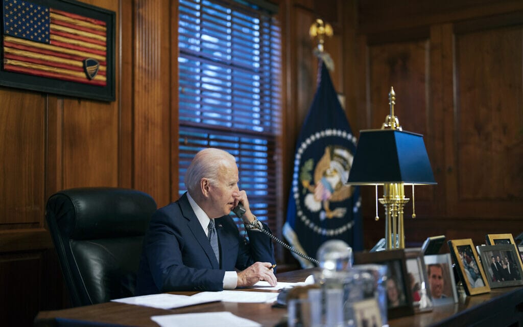 נשיא ארה&quot;ב ג&#039;ו ביידן בשיחת טלפון. אילוסטרציה (צילום: Adam Schultz/The White House via AP)
