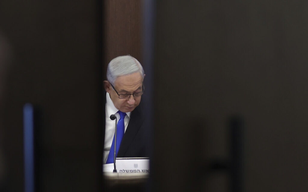 ראש הממשלה בנימין נתניהו בישיבת הממשלה השבועית במשרד ראש הממשלה בירושלים, 19 בפברואר 2023 (צילום: Abir Sultan/Pool Photo via AP)