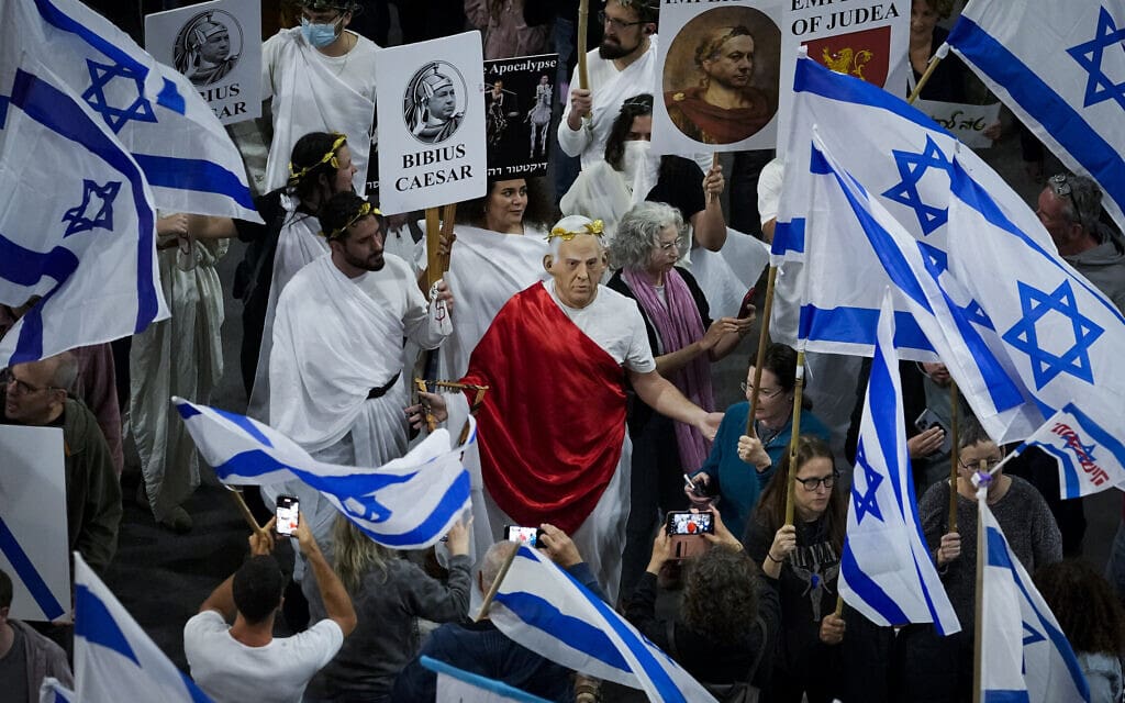מפגין המחופש לראש הממשלה בנימין נתניהו בתור קיסר בהפגנה בתל אביב, 4 במרץ 2023 (צילום: Tsafrir Abayov, AP)