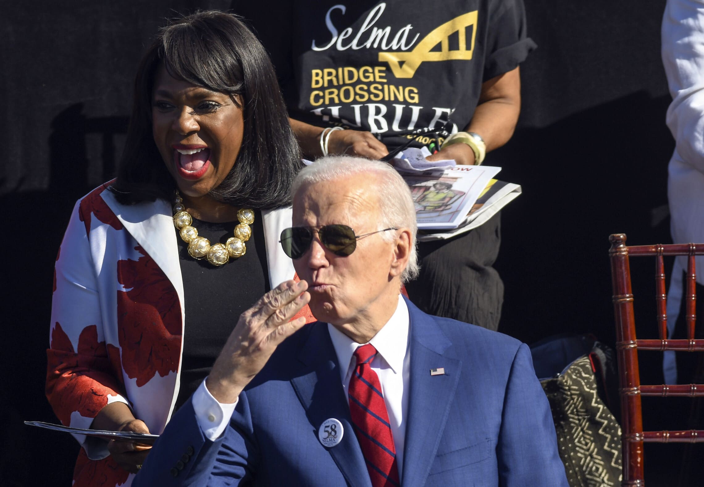 נשיא ארה"ב ג'ו ביידן מפריח נשיקות באוויר באירוע של התנועה לזכויות האזרח באלבמה, 5 במרץ. 2023 (צילום: AP Photo/Julie Bennett)