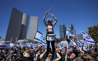 הפגנה בתל אביב נגד הממשלה, 2023 (צילום: AP Photo/Ohad Zwigenberg) הפגנה בתל אביב נגד הממשלה, 2023 (צילום: AP Photo/Ohad Zwigenberg)