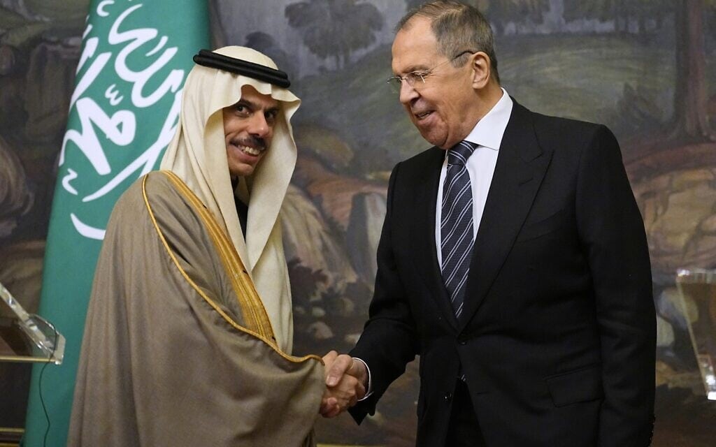 שר החוץ של ערב הסעודית פייסל בן פרחאן אאל סעוד ושר החוץ הרוסי סרגיי לברוב במסיבת עיתונאים משותפת ברוסיה, 9 במרץ 2023 (צילום: AP Photo/Alexander Zemlianichenko, Pool)