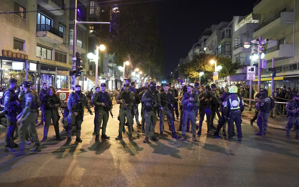 שוטרי משמר הגבול בסמוך לזירת הפיגוע ברחוב דיזנגוף בתל אביב, 9 במרץ 2023 (צילום: Oded Balilty, AP) שוטרי משמר הגבול בסמוך לזירת הפיגוע ברחוב דיזנגוף בתל אביב, 9 במרץ 2023 (צילום: Oded Balilty, AP)