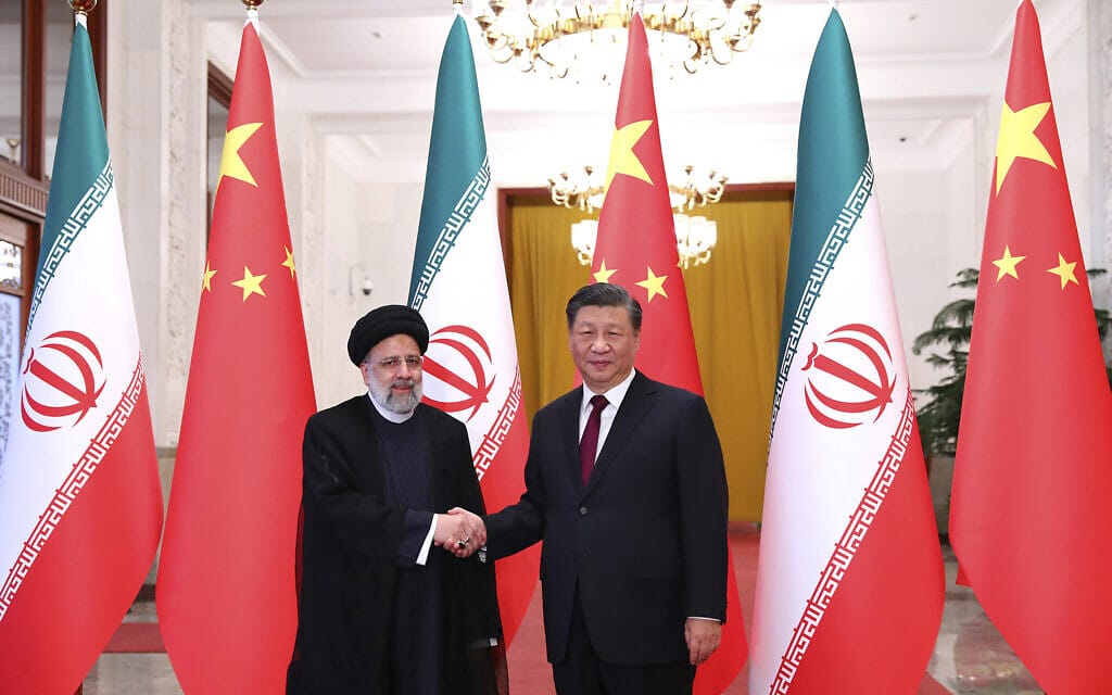 נשיא סין שי ג&#039;ינפינג עם נשיא איראן אבראהים ראיסי בבייג&#039;ינג, 14 בפברואר 2023 (צילום: Iranian Presidency Office via AP)