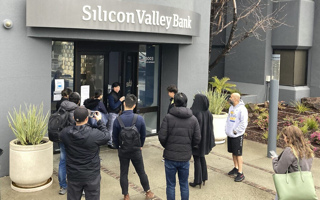 לקוחות שהגיעו לבנק סיליקון ואלי (SVB) גילו שהבנק קרס וכספם הוקפא, 10 במרץ 2023 (צילום: AP Photo/Jeff Chiu)
