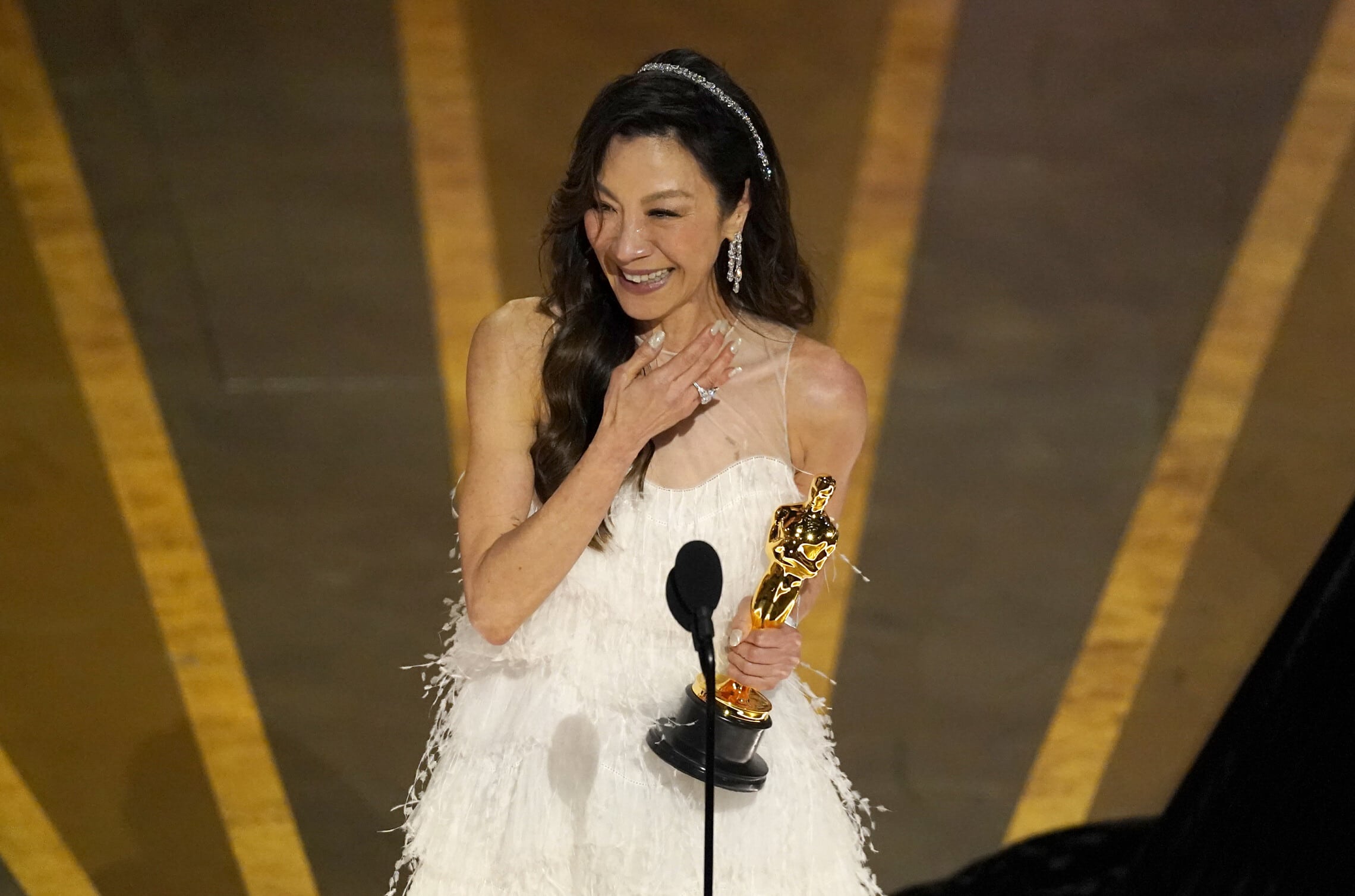 מישל יאו מקבלת את פרס האוסקר לשחקנית הטובה ביותר בתאטרון דולבי בלוס אנג&#039;לס, 12 במרץ 2023 (צילום: AP Photo/Chris Pizzello)