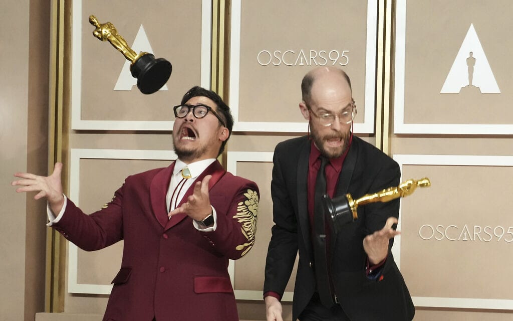 דניאל שיינרט ודניאל קוואן עם פסלוני האוסקר שקיבלו על פרס הבימוי הטוב ביותר לסרט "הכול בכל מקום בבת אחת", 12 במרץ 2023 (צילום: Jordan Strauss/Invision/AP)