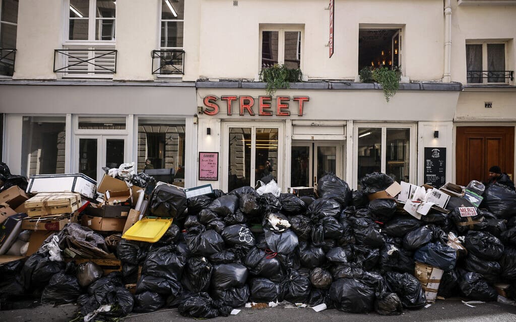 שקיות אשפה נערמות ברחובות פריז, 15 במרץ 2023 (צילום: AP Photo/Thomas Padilla)