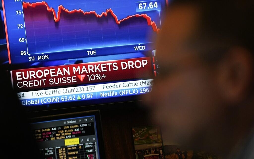 אילוסטרציה: סוחרים בבורסה בניו יורק ברקע הירידות באירופה, 15 במרץ 2023 (צילום: AP Photo/Seth Wenig)