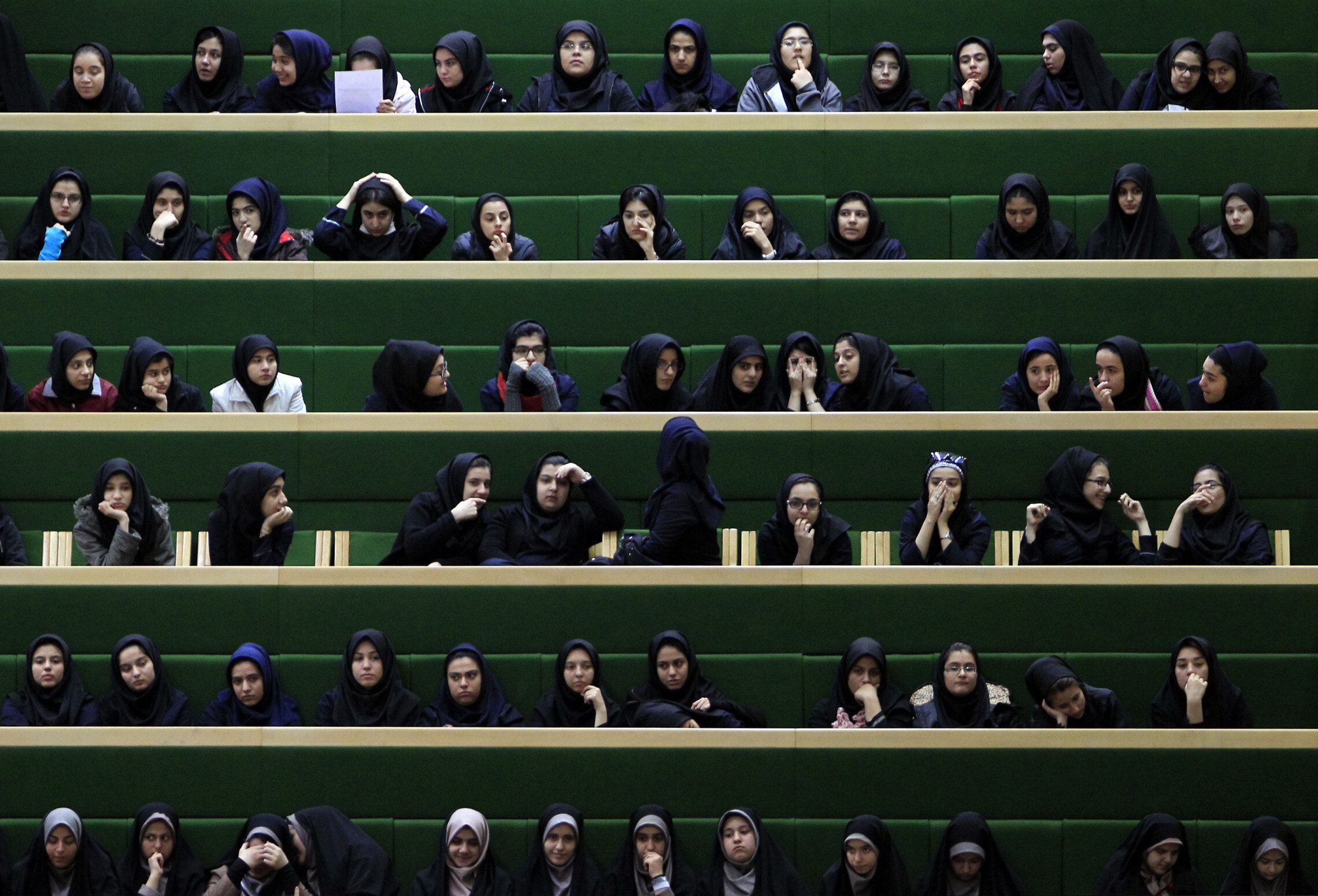 אילוסטרציה: תלמידות איראניות צופות בדיוני הפרלמנט, 2013 (צילום: AP Photo/Vahid Salemi)