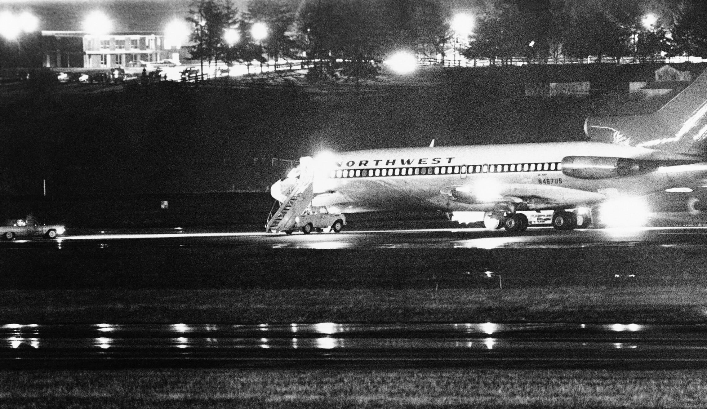 המטוס שחטף די. בי. קופר עוצר לתדלוק בשדה התעופה הבינלאומי בטאקומה, 25 בנובמבר 1971 (צילום: AP Photo)
