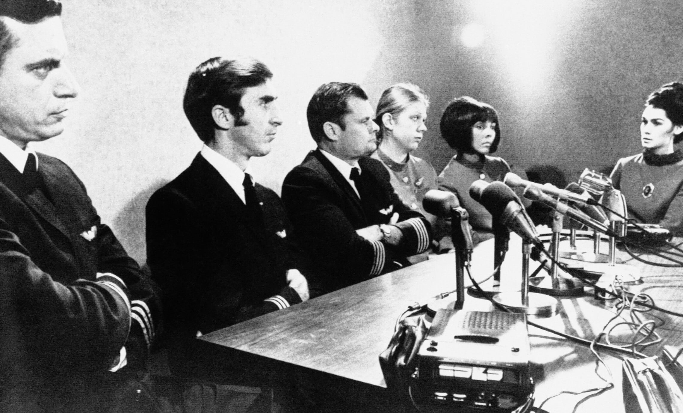 צוות הטיסה שנחטפה על ידי די. בי. קופר במסיבת עיתונאים &#8211; הדיילת פלורנס שאפנר השנייה מימין. 26 בנובמבר 1971 (צילום: AP Photo)