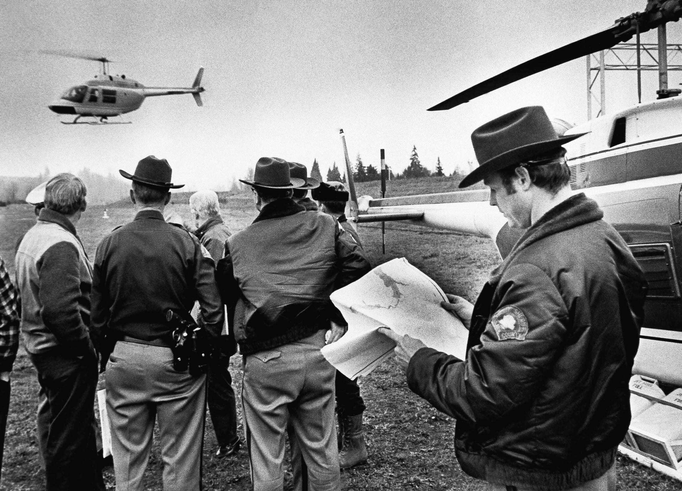 צוות של רשויות אכיפת החוק בחיפושים אחר די. בי. קופר ב-1976 (צילום: AP Photo)