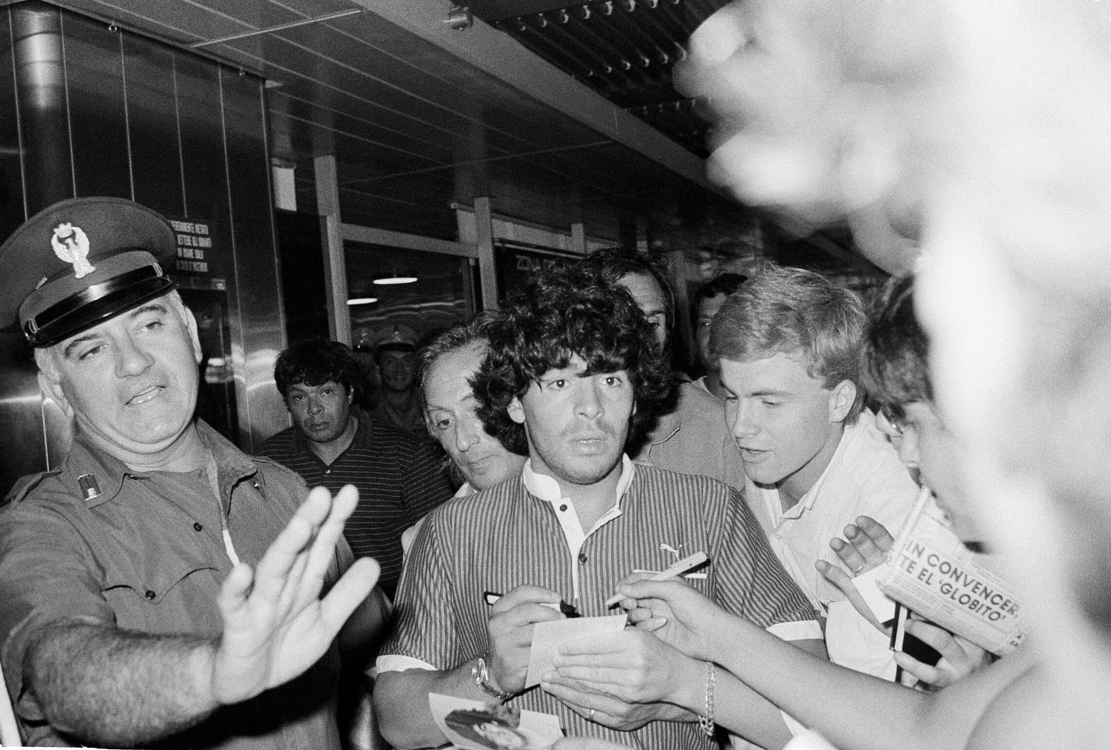 כוכב הכדורגל דייגו מראדונה חותם למעריצים הם הגעתו לנמל התעופה ברומא, 24 ביולי 1984 (צילום: AP Photo/Bruno Mosconi)