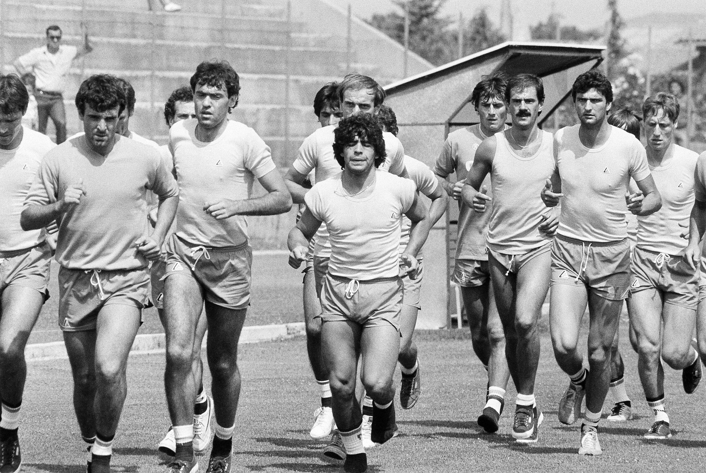 מראדונה מתאמן לצד חבריו לקבוצה בנאפולי, 27 ביולי 1984 (צילום: AP Photo/Massimo Sambucetti)