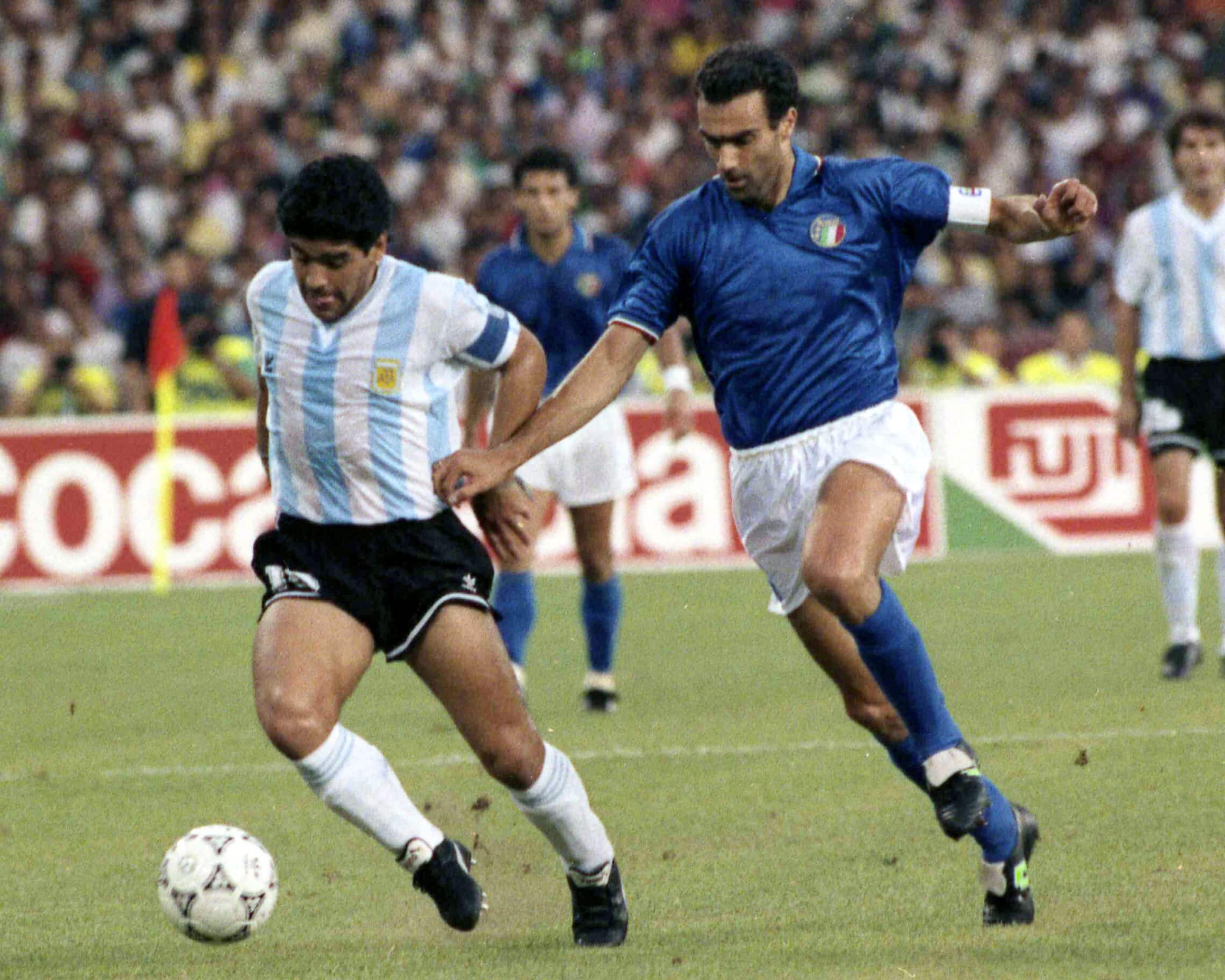 קפטן נבחרת ארגניטנה דייגו מראדונה ליד קפטן נבחרת איטליה ג&#039;וזפה ברגומי במסגרת חצי גמר גביע העולם בכדורגל, נאפולי, 1990 (צילום: AP Photo/Foggia)