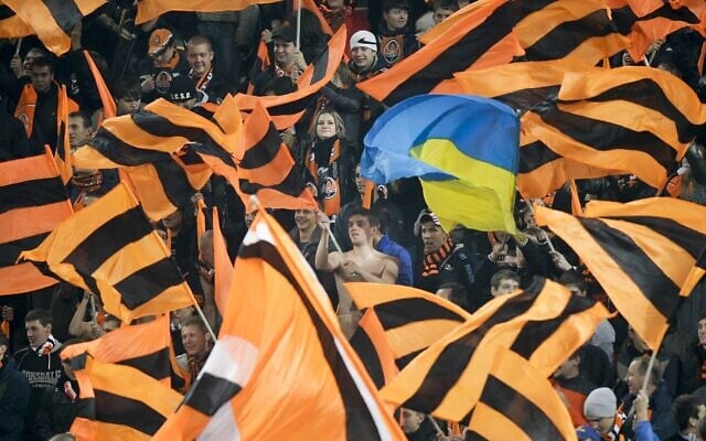 אהודי שחטאר דונצק מנופפים בדגלי הקבוצה ובדגל אוקראינה, 2011