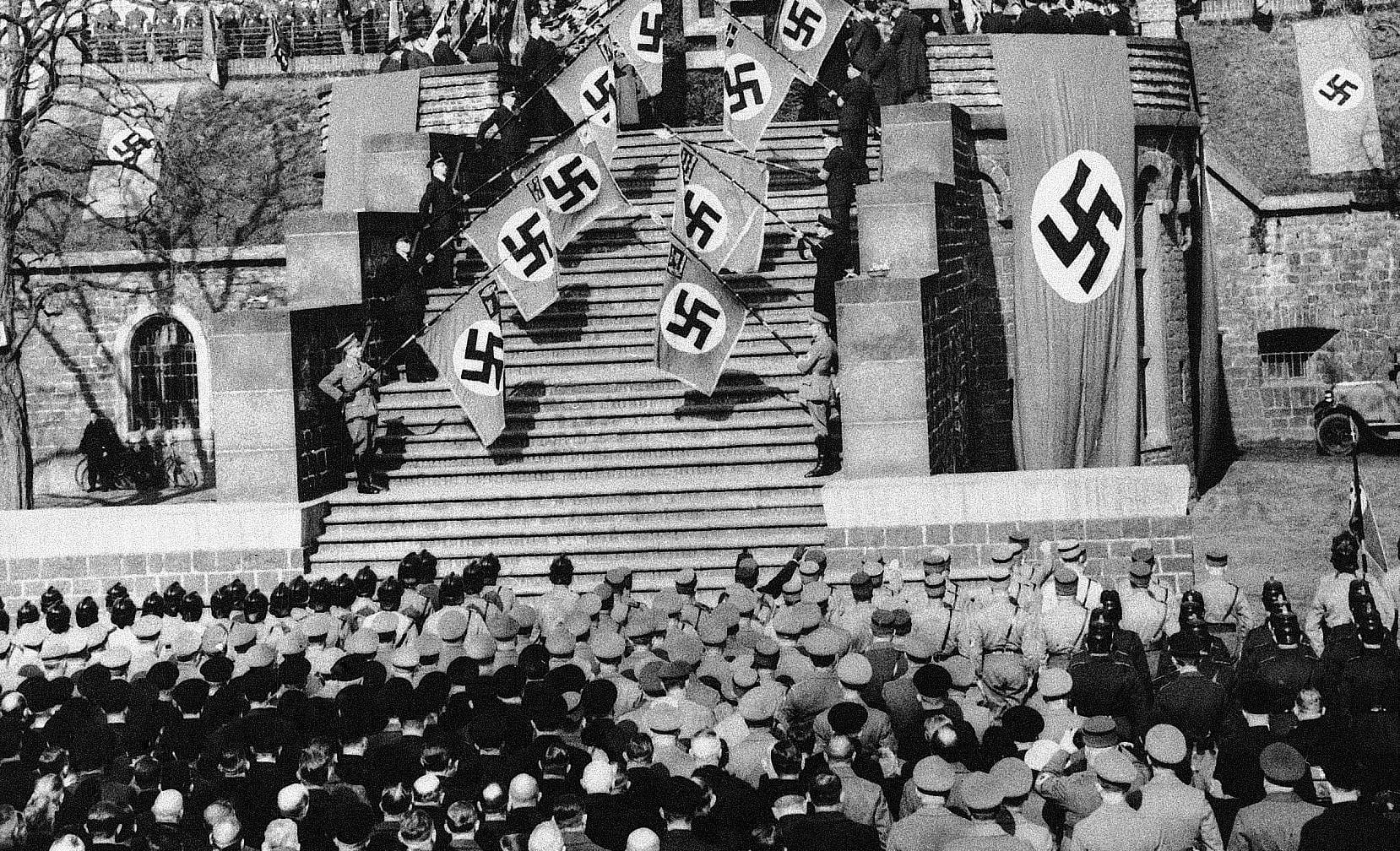 טקס הדגלים בפארק הינדנבורג בקלן, גרמניה, 8 במרץ 1933 (צילום: AP)