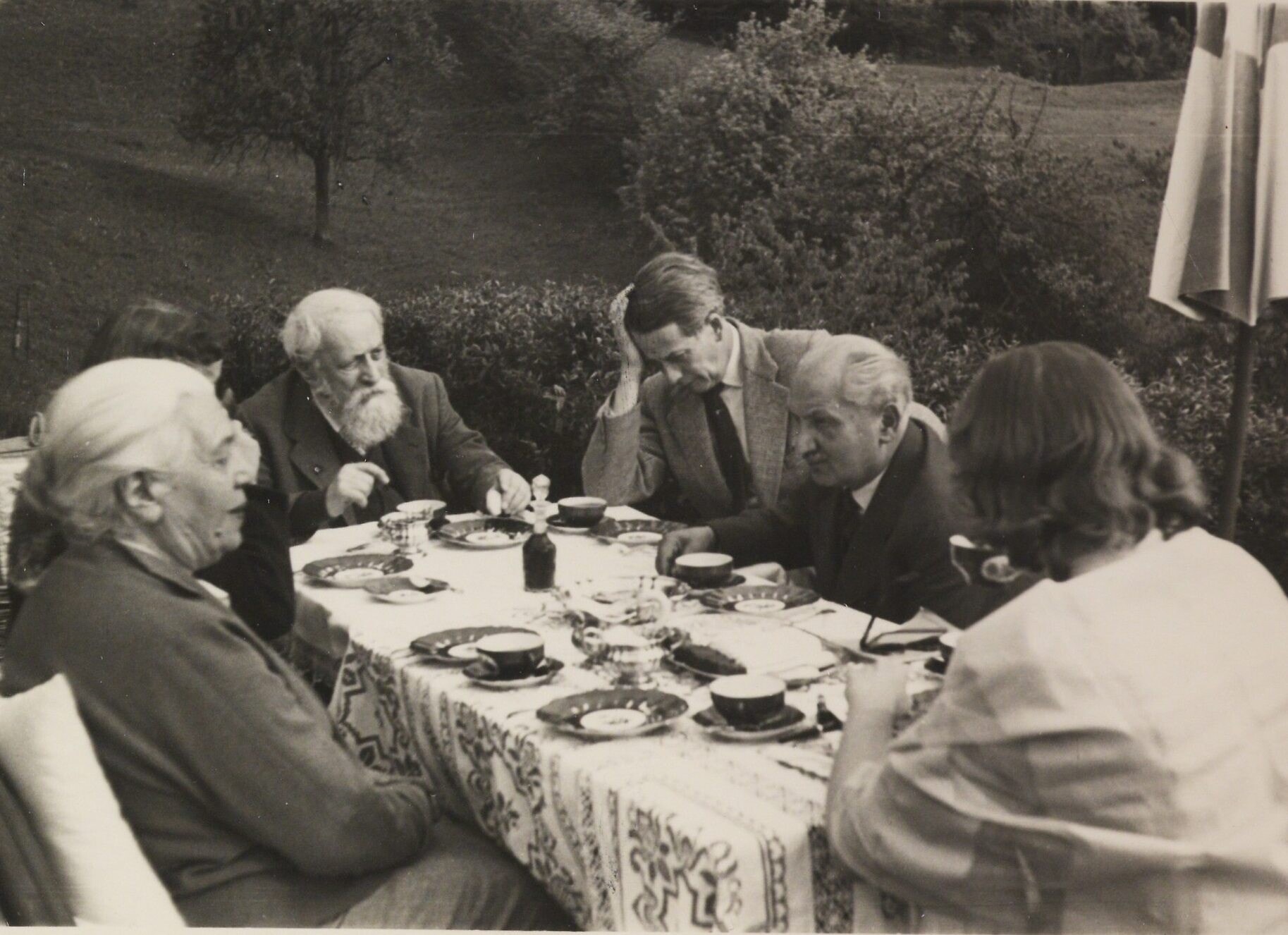 מרטין בובר בחברת מרטין היידגר (שני מימין), 1957 (צילום: באדיבות Martin Buber Literary Estate)