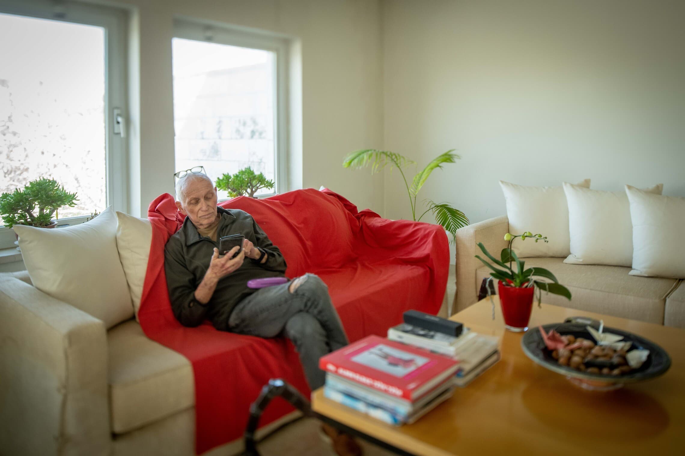 משה שלונסקי בביתו, מרץ 2023 (צילום: אריק מרמור/פלאש90)