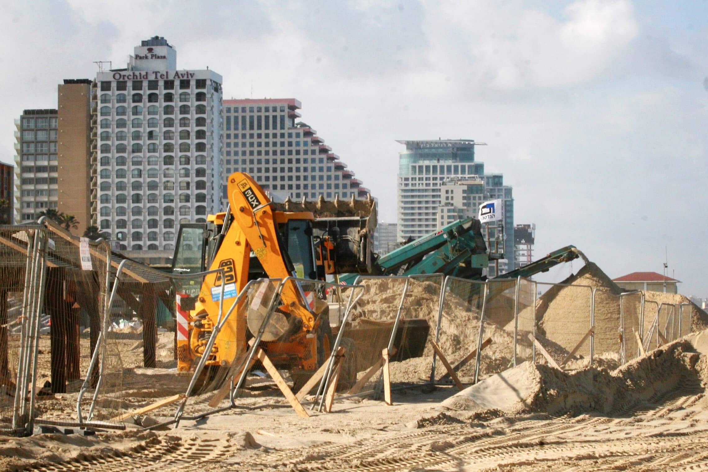 עבודות בנייה בחוף פרישמן בתל אביב, 9 באפריל 2013 (צילום: Roni Schutzer/Flash 90)