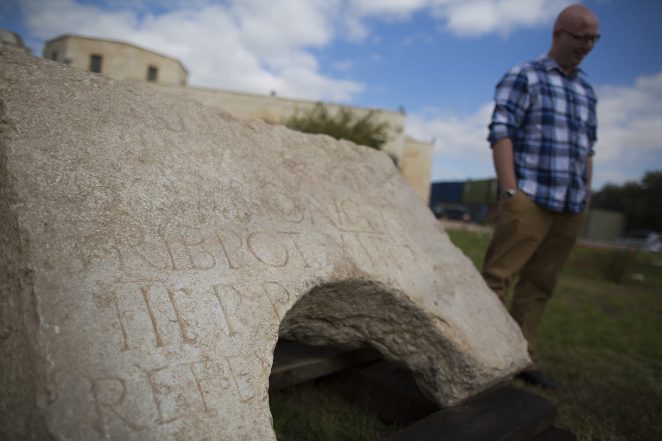 אבן נדירה עם כיתוב בלטינית, מוצגת במוזיאון רוקפלר בירושלים. אוקטובר 2014 (צילום: Yonatan Sindel/Flash90)