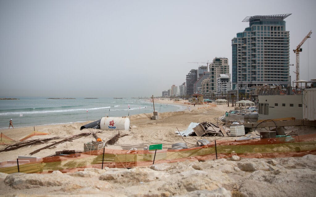 אילוסטרציה: עבודות בנייה בחוף בתל אביב, 2018 (צילום: Miriam Alster/FLASH90)