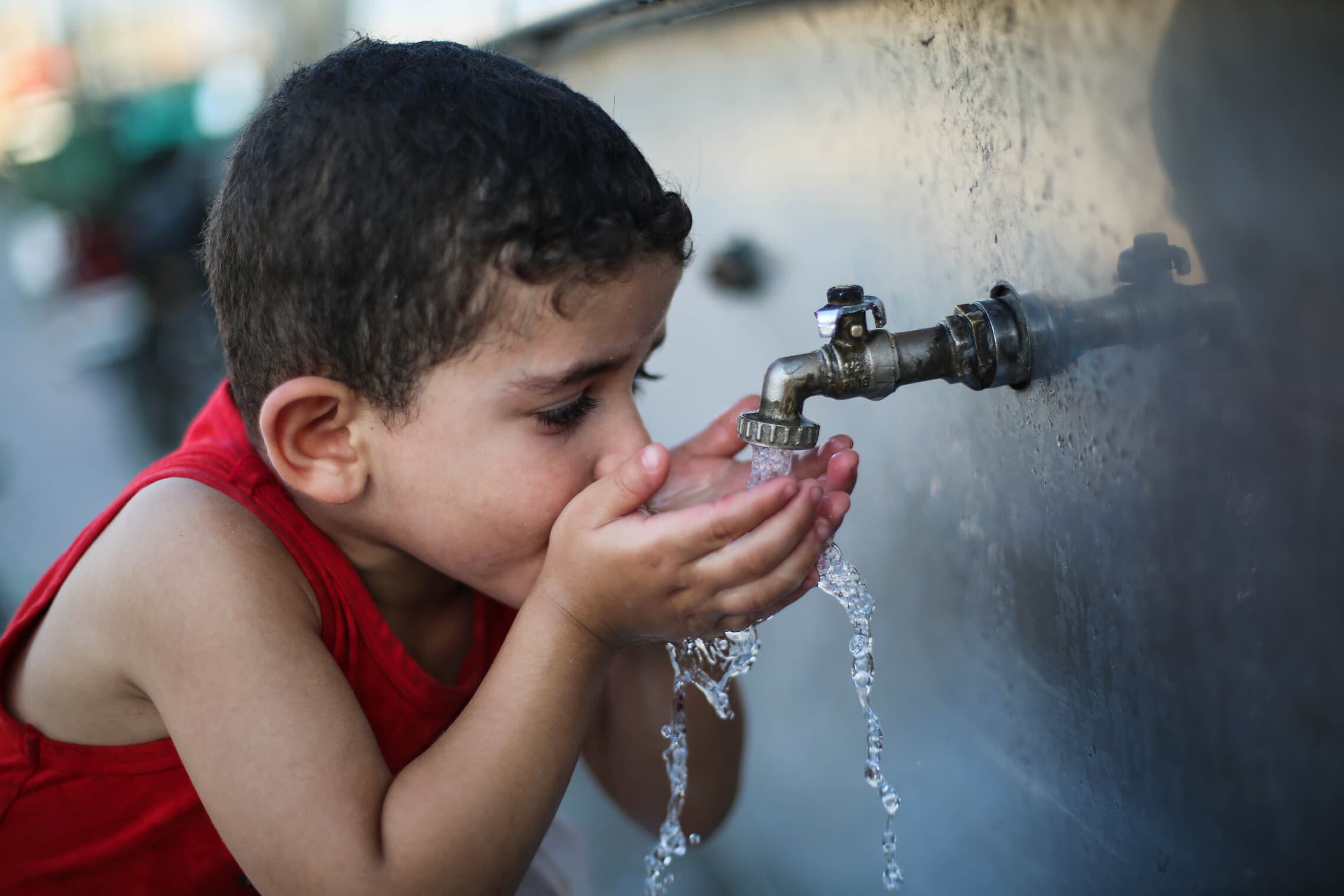 אילוסטרציה: ילד פלסטיני שותה מים בעזה, 30 ביוני, 2019 (צילום: Hassan Jedi/Flash90)
