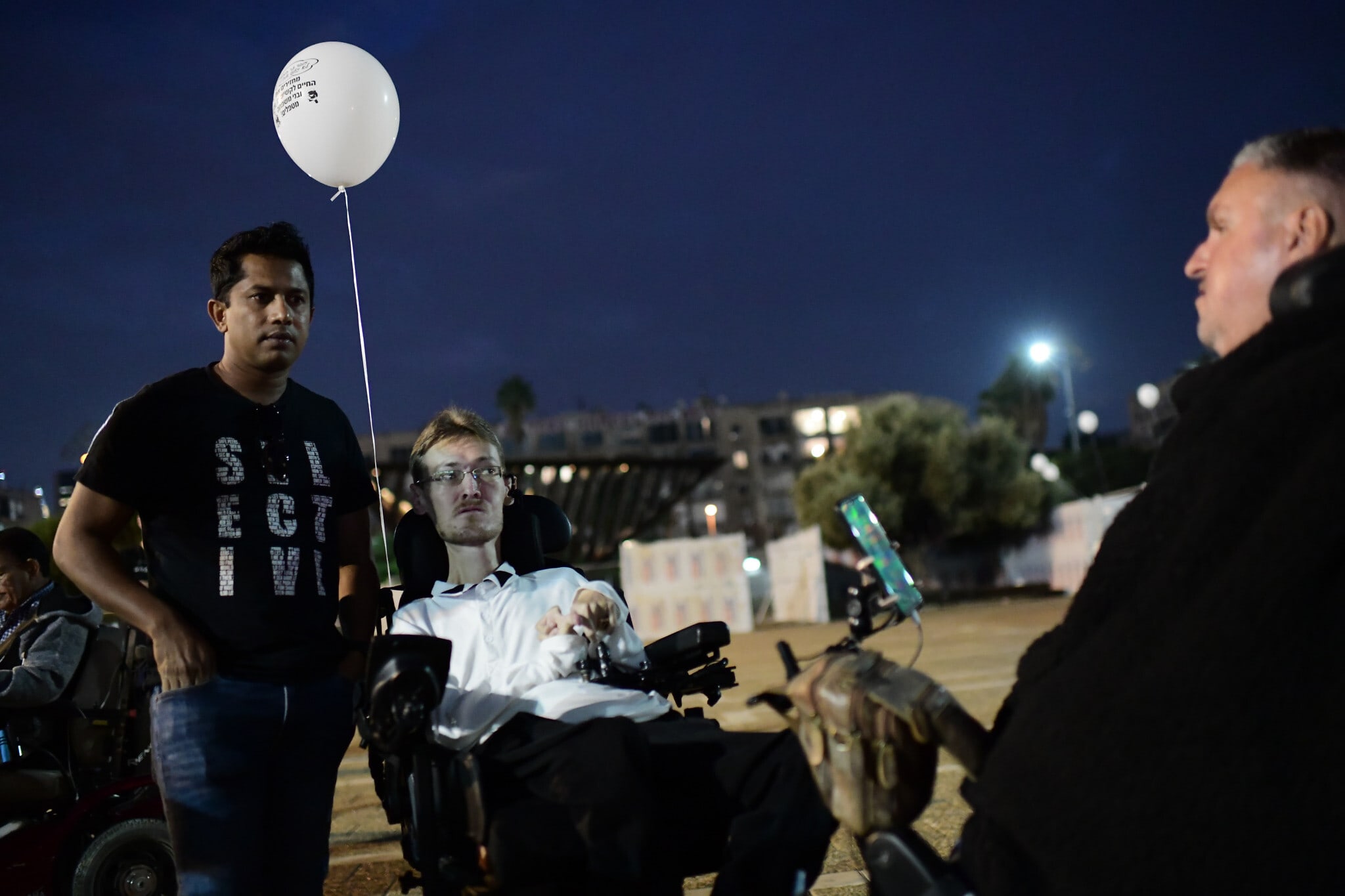 אילוסטרציה: ישראלים מוחים על המחסור במטפלים זרים בישראל, תל אביב, 18 בנובמבר 2021 (צילום: Tomer Neuberg/ Flash90)