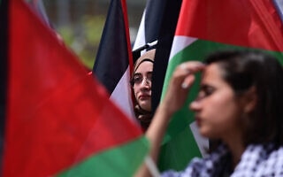 סטודנטיות פלסטיניות מפגינות ביום הנכבה באוניברסיטת תל אביב, 15 במאי 2022 (צילום: Tomer Neuberg/Flash90) סטודנטיות פלסטיניות מפגינות ביום הנכבה באוניברסיטת תל אביב, 15 במאי 2022 (צילום: Tomer Neuberg/Flash90)