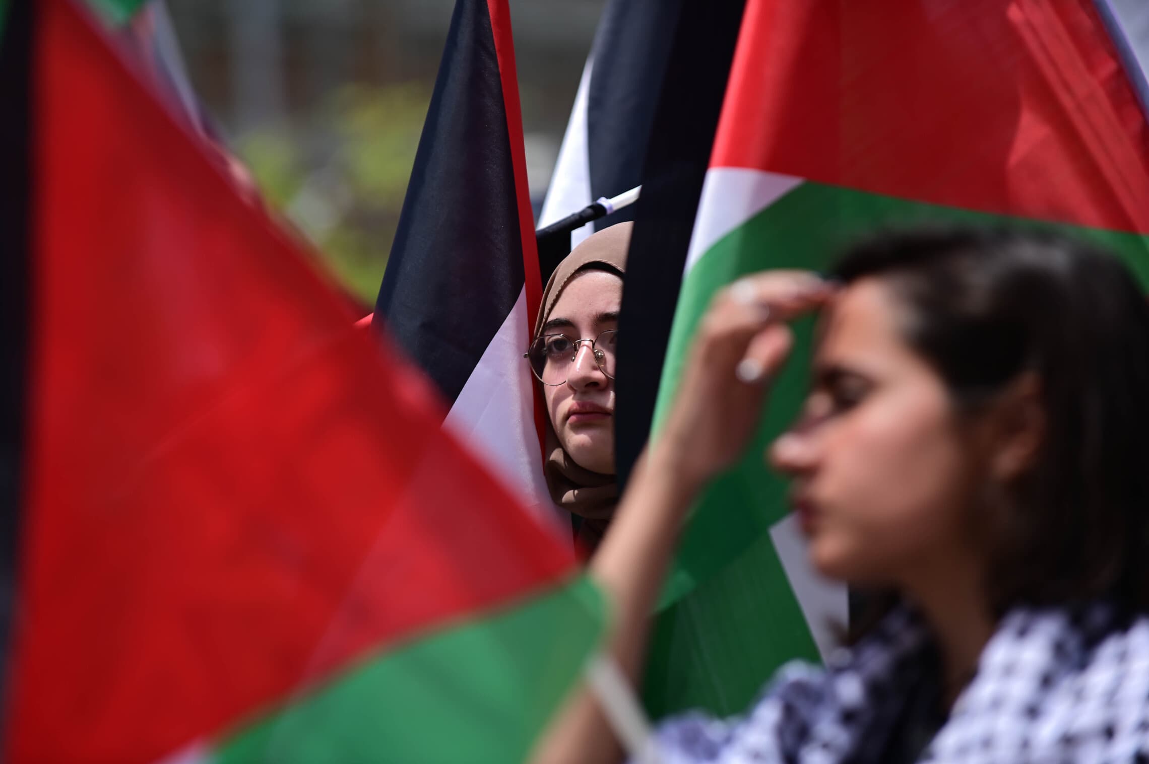 סטודנטיות פלסטיניות מפגינות ביום הנכבה באוניברסיטת תל אביב, 15 במאי 2022 (צילום: Tomer Neuberg/Flash90)