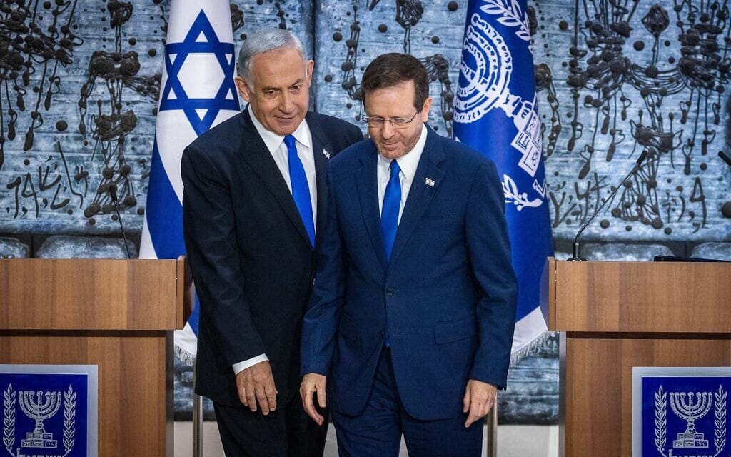 Israeli president Isaac Herzog presents Likud party chairman MK Benjamin Netanyahu with the mandate to form a new Israeli government, at the President's Residence in Jerusalem on November 13, 2022. Photo by Olivier Fitoussi/Flash90 *** Local Caption *** הענקת המנדט
יצחק הרצוג
בנימין נתניהו
מנדט
בחירות
בית הנשיא
ממשלה Israeli president Isaac Herzog presents Likud party chairman MK Benjamin Netanyahu with the mandate to form a new Israeli government, at the President's Residence in Jerusalem on November 13, 2022. Photo by Olivier Fitoussi/Flash90 *** Local Caption *** הענקת המנדט
יצחק הרצוג
בנימין נתניהו
מנדט
בחירות
בית הנשיא
ממשלה