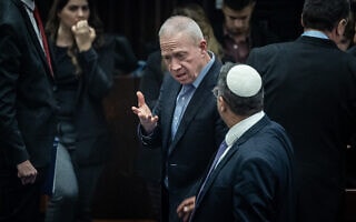 שר הביטחון יואב גלנט משוחח בכנסת עם שר הביטחון הלאומי איתמר בן גביר בכנסת, 1 במרץ 2023 (צילום: יונתן זינדל/פלאש90) שר הביטחון יואב גלנט משוחח בכנסת עם שר הביטחון הלאומי איתמר בן גביר בכנסת, 1 במרץ 2023 (צילום: יונתן זינדל/פלאש90)