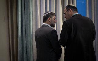 יו”ר ועדת החוקה ח”כ שמחה רוטמן ושר האוצר בצלאל סטמוריץ’, 19 בפברואר 2023 (צילום: יונתן זינדל, פלאש90) יו”ר ועדת החוקה ח”כ שמחה רוטמן ושר האוצר בצלאל סטמוריץ’, 19 בפברואר 2023 (צילום: יונתן זינדל, פלאש90)