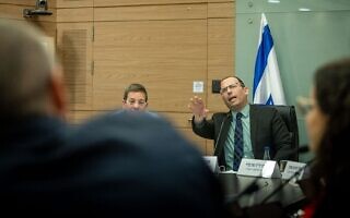 יו"ר ועדת החוקה ח"כ שמחה רוטמן בדיון על חוקי ההפיכה המשפטית, 19 בפברואר 2023 (צילום: יונתן זינדל, פלאש90) יו"ר ועדת החוקה ח"כ שמחה רוטמן בדיון על חוקי ההפיכה המשפטית, 19 בפברואר 2023 (צילום: יונתן זינדל, פלאש90)