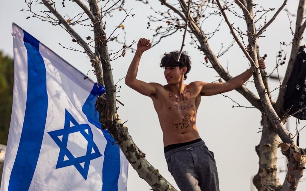 הפגנה מול הכנסת נגד המהפכה המשפטית, 20 בפברואר 2023 (צילום: דורון הורוביץ/פלאש90)