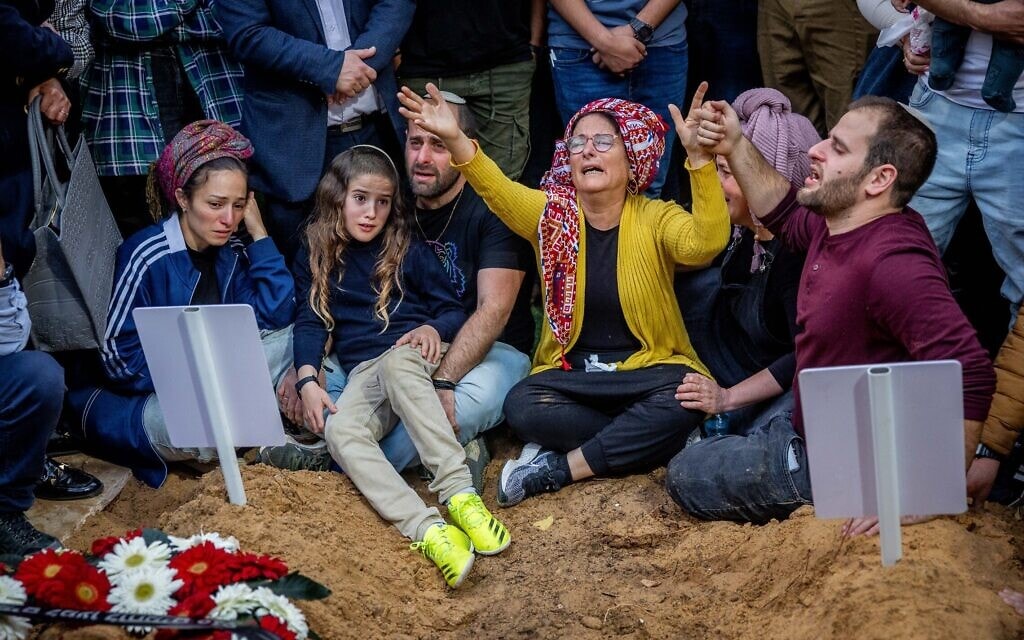 בני משפחתם של הלל ויגל יניב ז"ל על קברם ביום הלווייתם, 27 בפברואר 2023 (צילום: יונתן זינדל/פלאש90) בני משפחתם של הלל ויגל יניב ז"ל על קברם ביום הלווייתם, 27 בפברואר 2023 (צילום: יונתן זינדל/פלאש90)