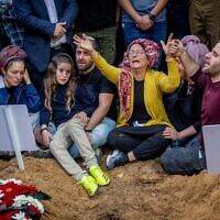 בני משפחתם של הלל ויגל יניב ז"ל על קברם ביום הלווייתם, 27 בפברואר 2023 (צילום: יונתן זינדל/פלאש90) בני משפחתם של הלל ויגל יניב ז"ל על קברם ביום הלווייתם, 27 בפברואר 2023 (צילום: יונתן זינדל/פלאש90)