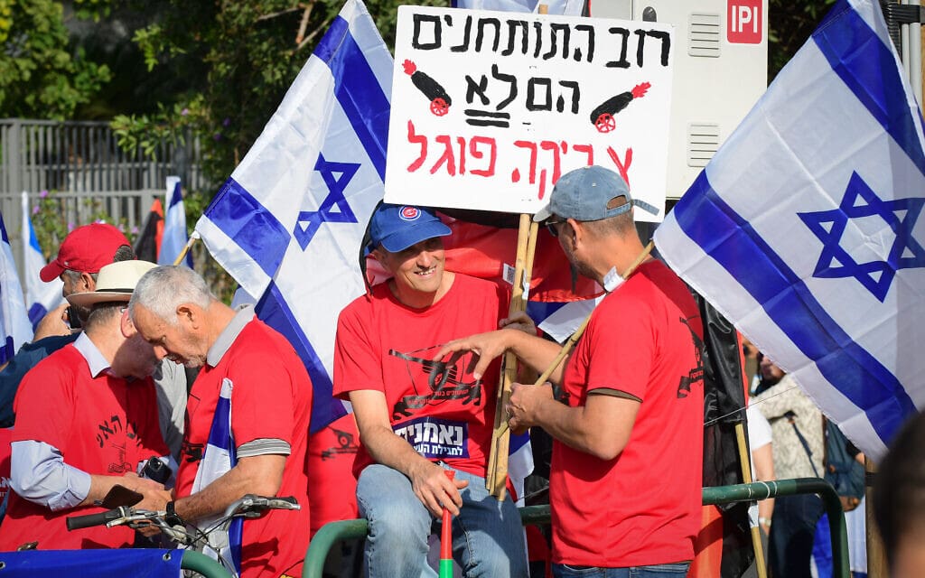 חיילי תותחנים במילואים בהפגנה נגד המהפכה המשפטית בתל אביב, 1 במרץ 2023 (צילום: אבשלום ששוני/פלאש90)