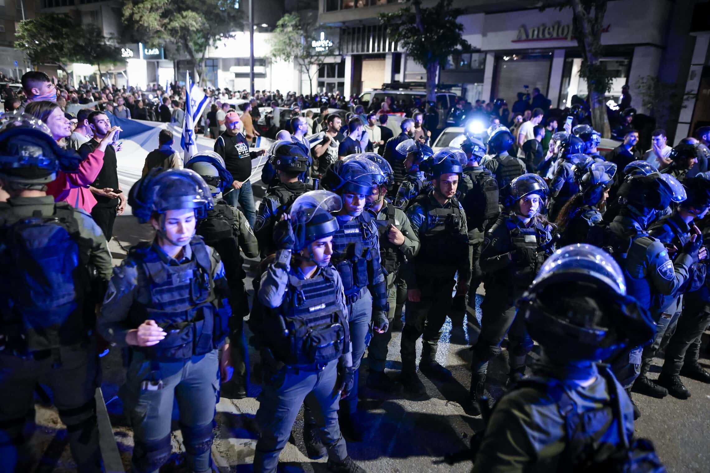 שוטרים בסמוך למספרה בתל אביב שבה שהתה שרה נתניהו, 1 במרץ 2023 (צילום: אבשלום ששוני, פלאש 90)