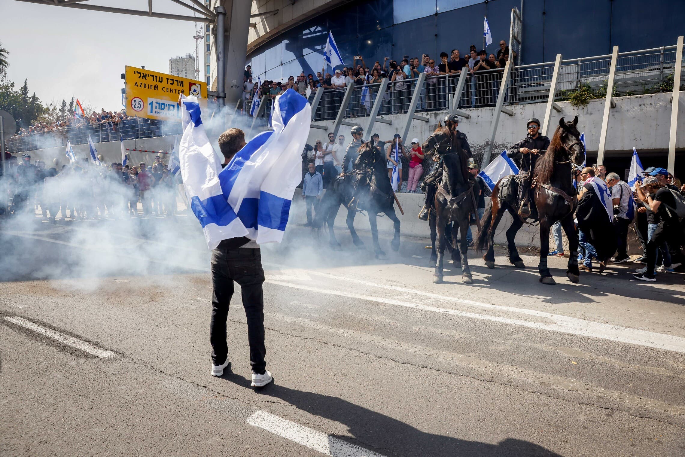 עשן מתמר בעקבות השלכת רימוני הלם בידי המשטרה על המפגינים במחלף השלום בתל אביב, 1 במרץ 2023 (צילום: אריק מרמור, פלאש 90)