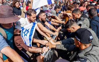 התעמתות עם שוטרים בהפגנה נגד ההפיכה המשטרית, מרץ 2023 (צילום: Erik Marmor/Flash90) התעמתות עם שוטרים בהפגנה נגד ההפיכה המשטרית, מרץ 2023 (צילום: Erik Marmor/Flash90)
