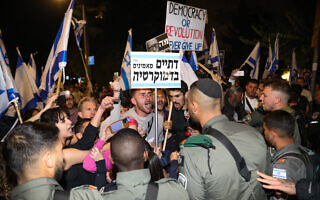 שוטרי משמר הגבול מתעמתים עם מפגינים מחוץ לביתו של ראש הממשלה בנימין נתניהו ברחוב עזה בירושלים, 1 במרץ 2023 (צילום: נועם רבקין פנטון/פלאש90) שוטרי משמר הגבול מתעמתים עם מפגינים מחוץ לביתו של ראש הממשלה בנימין נתניהו ברחוב עזה בירושלים, 1 במרץ 2023 (צילום: נועם רבקין פנטון/פלאש90)