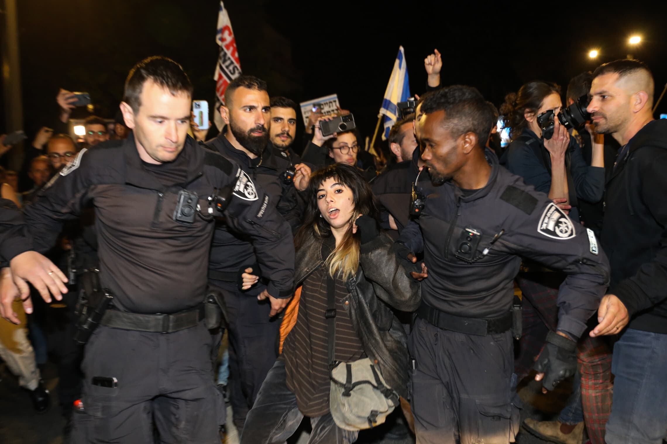 המשטרה עוצרת מפגינה במהלך &quot;יום השיבוש הלאומי&quot;, 1 במרץ 2023 (צילום: נועם רבקין פנטון/פלאש90)