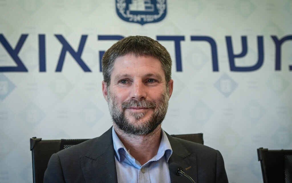 שר האוצר בצלאל סמוטריץ' במסיבת עיתונאים בתל אביב. 2 במרץ 2023 (צילום: Avshalom Sassoni/Flash90)