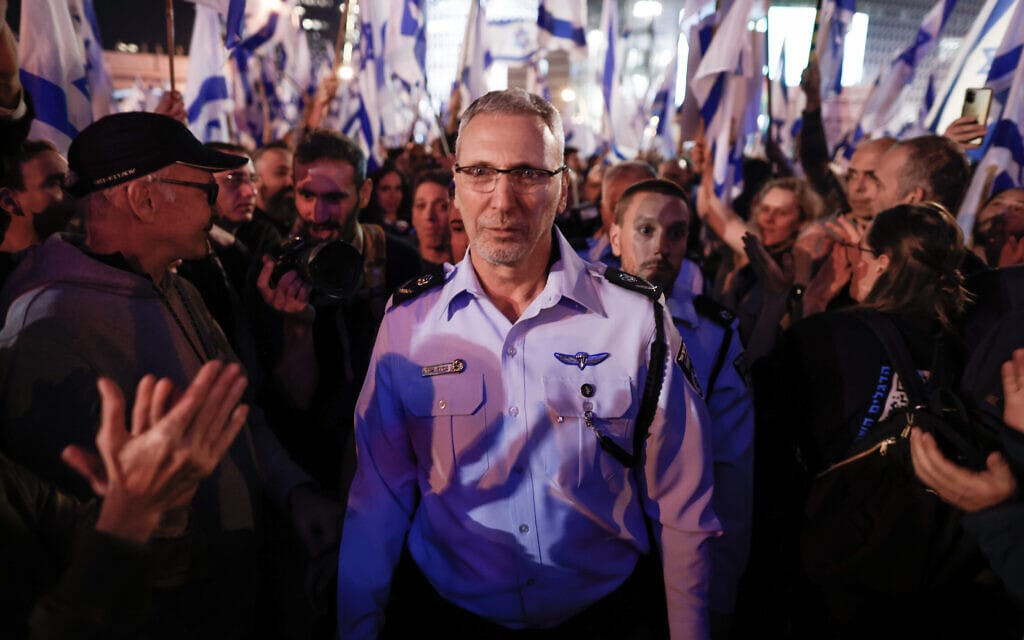 מפקד מחוז תל אביב, ניצב עמי אשד, מתקבל במחיאות כפיים בהפגנה בתל אביב, 11 במרץ 2023 (צילום: אריק מרמור/פלאש90)